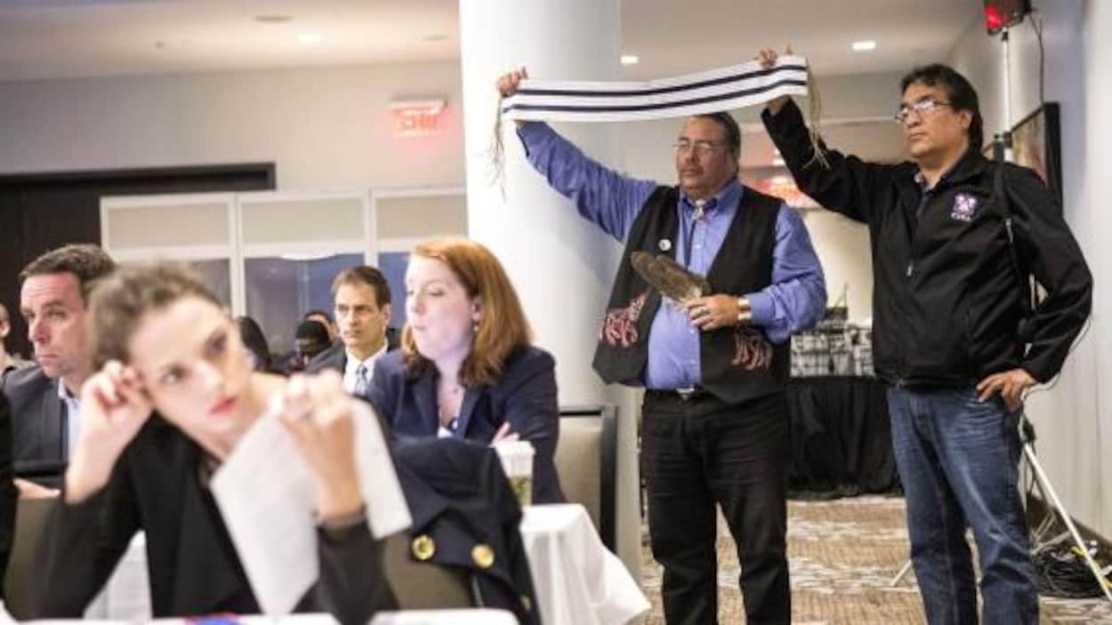 Des membres du conseil de bande de la Première Nation des Chippewas de la Thames exposent un wampum à deux voies lors des audiences de l’Office National de l’Énergie concernant la demande d’Enbridge de renverser le flux de l’oléoduc 9B. Toronto, 2013. Des membres du conseil de bande de la Première Nation des Chippewas de la Thames exposent un wampum à deux voies lors des audiences de l’Office National de l’Énergie concernant la demande d’Enbridge de renverser le flux de l’oléoduc 9B. Toronto, 2013.