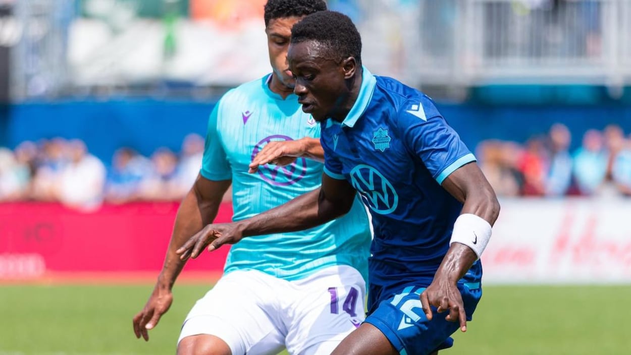 Mohamed Kourouma (à droite) des Wanderers d'Halifax et Terran Campbell (à gauche) du Pacific FC, le 1er juin.
