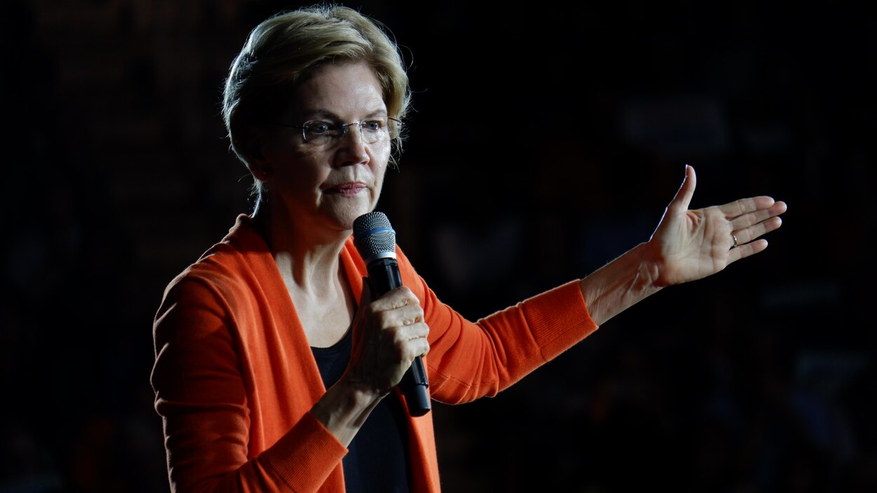 La sénatrice Elizabeth Warren prononçant un discours.