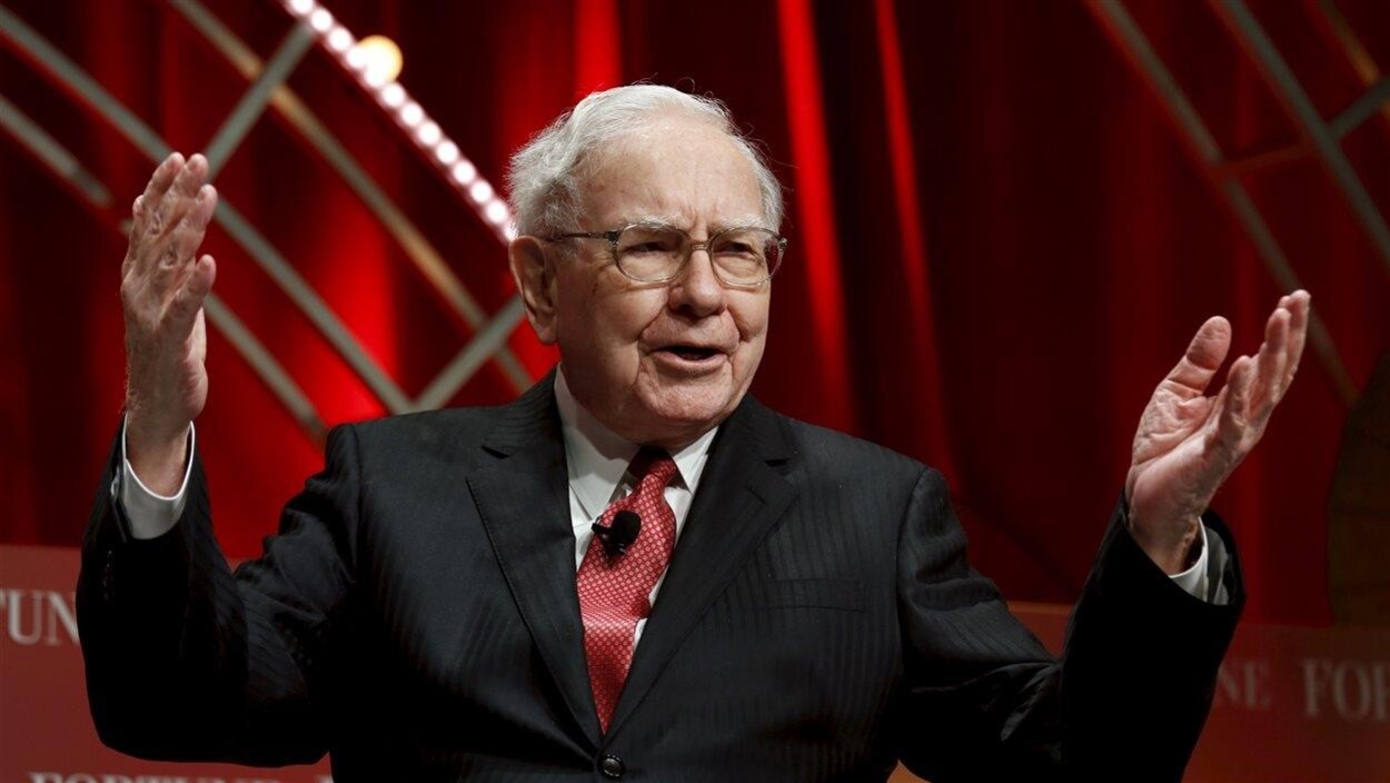 Plan moyen de Warren Buffet en costume-cravate.