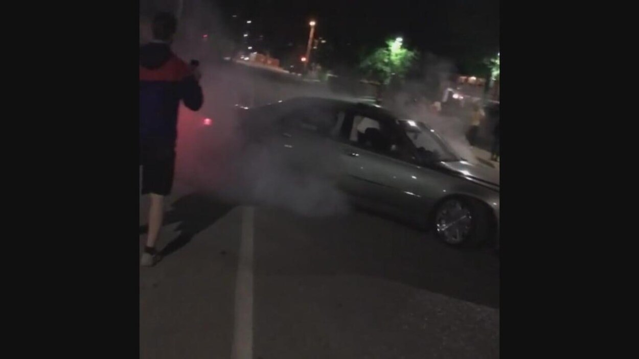 Une voiture brûle ses pneus sur le tarmac