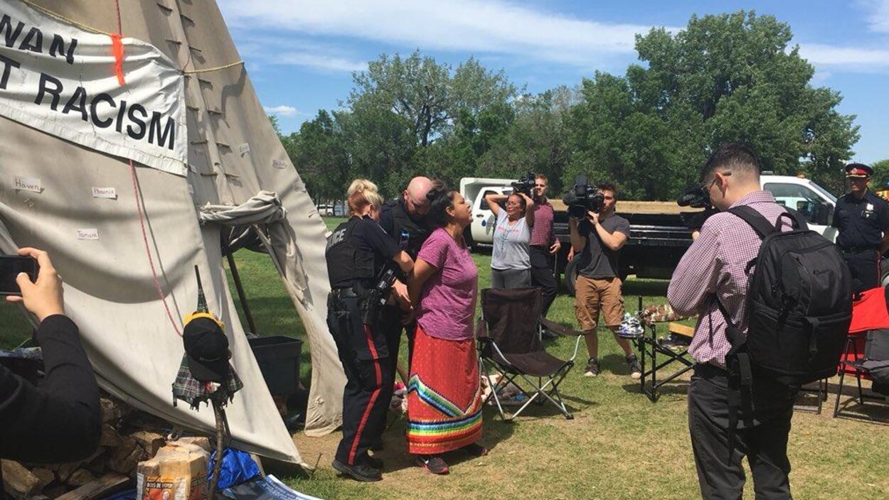 Une manifestante est arrêtée par la police devant le tipi du camp Justice pour nos enfants volés à Regina.