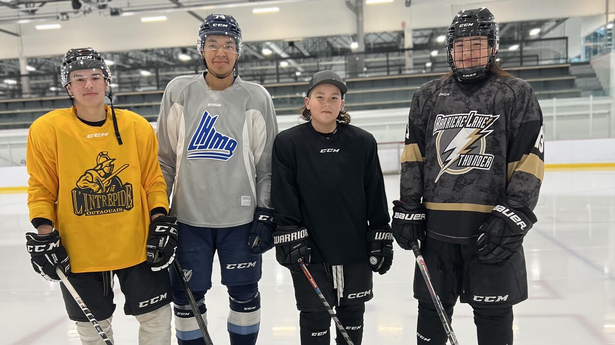 Quatre hockeyeurs de la même famille posent pour la caméra.