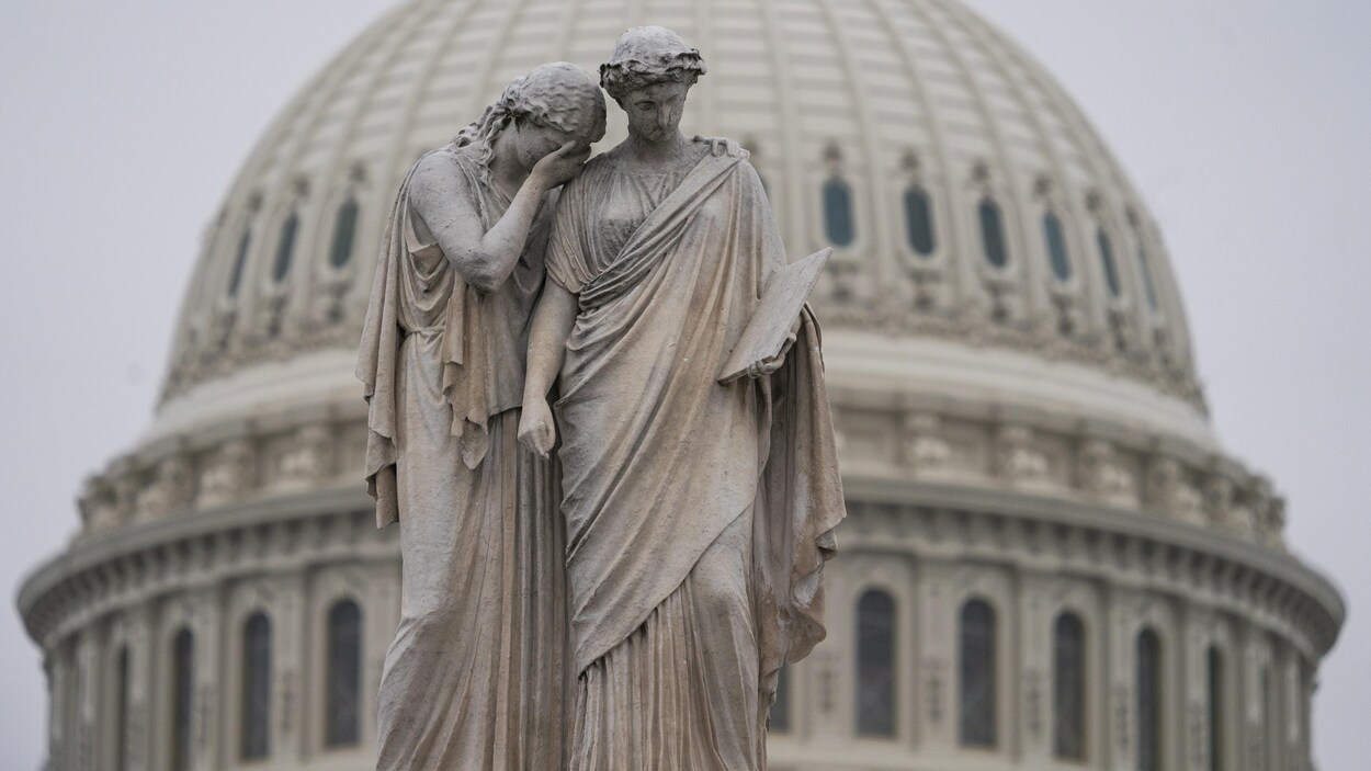 Le monument de la Paix devant le dôme du Capitole à Washington, alors que le gouvernement entame sa deuxième semaine de fermeture.