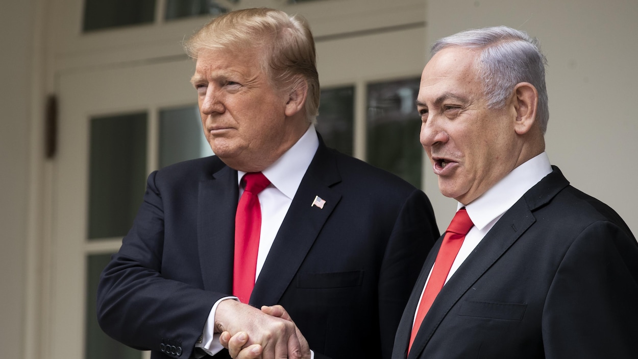Donald Trump et Benyamin Nétanyahou se serrent la main.