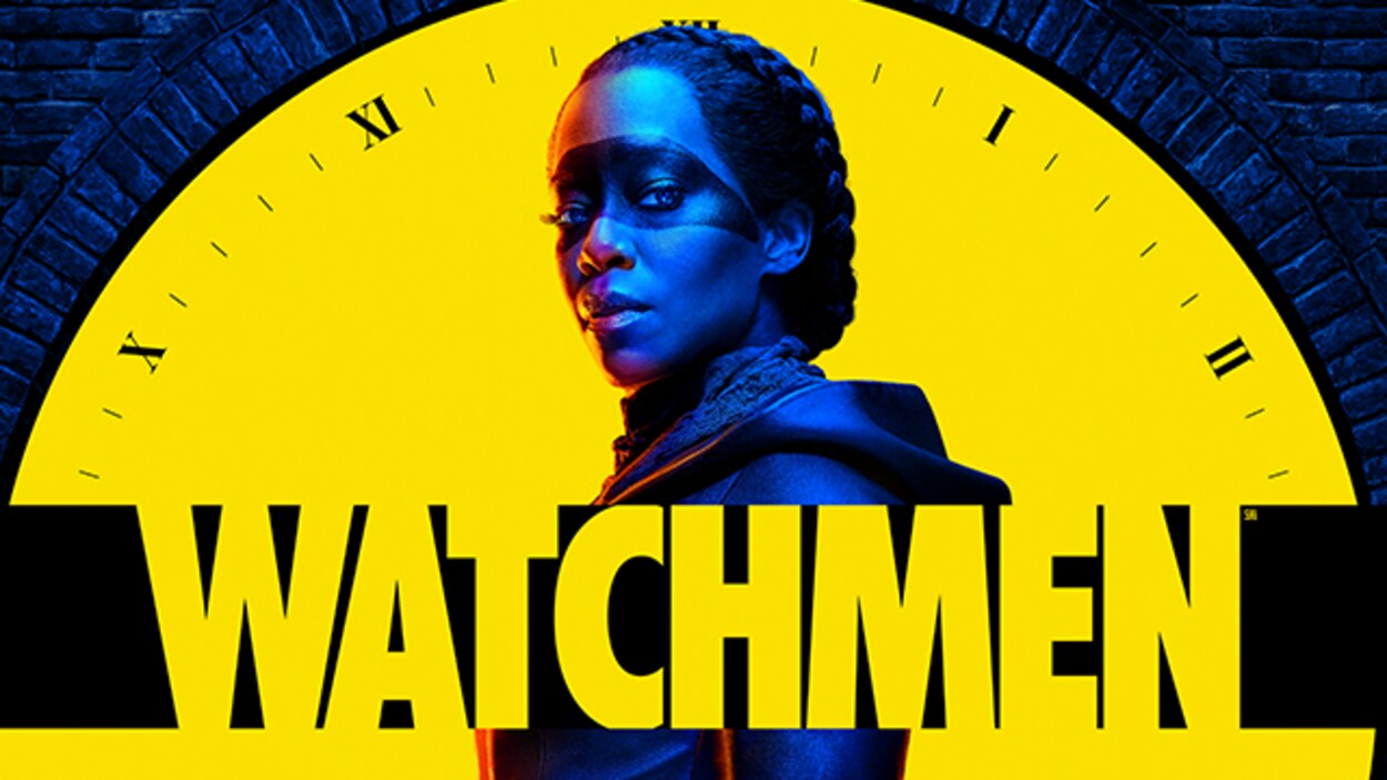 Une femme maquillée devant le cadran d'une horloge, avec le logo de la série «Watchmen» dans le bas de l'écran.