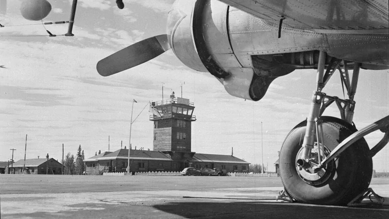 Un avion est garé sur une piste de l'aéroport de Watson Lake en 1951.