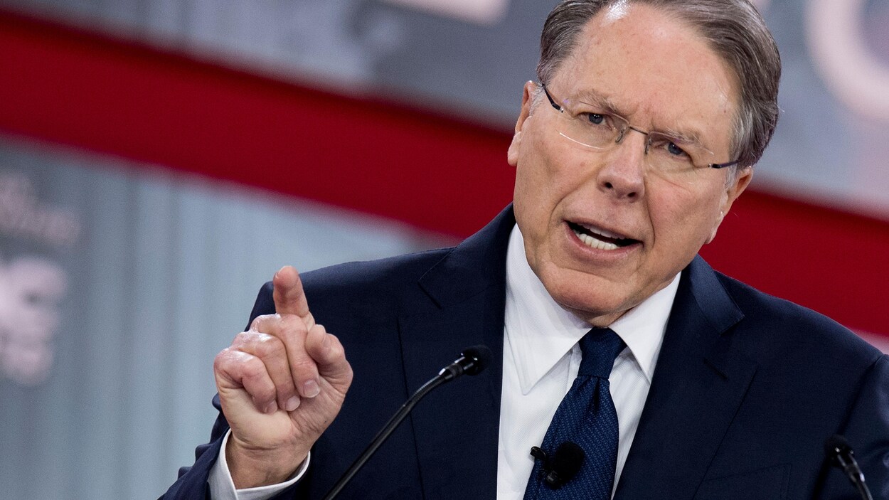 Wayne LaPierre devant des micros.