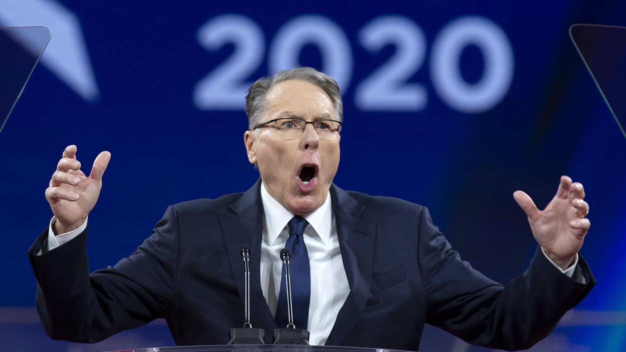 Wayne LaPierre, devant un lutrin.