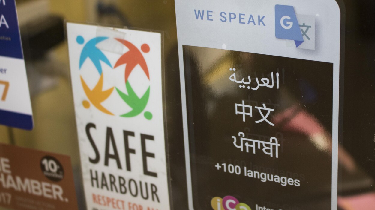 Un autocollant qui identifie un organisme qui a suivi la formation « We Speak Translate », afin d'utiliser l'application Google Translate auprès des nouveaux arrivants.