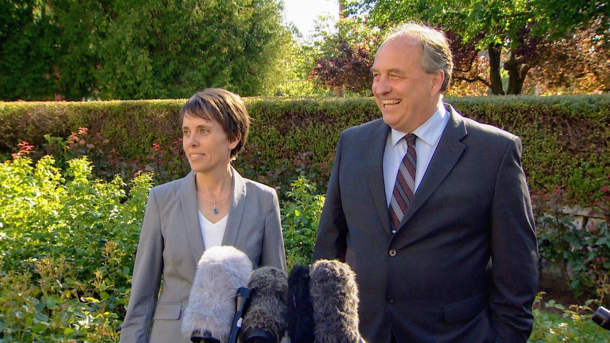 La députée du parti vert Sonia Furstenau (à gauche) et l'ancien chef Andrew Weaver répondent aux questions des médias à Victoria, en Colombie-Britannique.