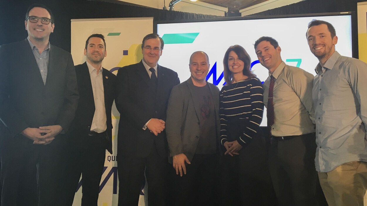 Le président de Québec numérique Joé Bussière, le député de Vanier-Les Rivières Patrick Huot, le ministre responsable de la Capitale-Naltionale François Blais, le directeur partenariat chez Microsoft Mario Coculuzzi, la conseillère municipale Natacha Jean, le directeur général de Québec numérique Pierre-Luc Lachance, le président du conseil d'administration de Québec numérique Joé Bussière
