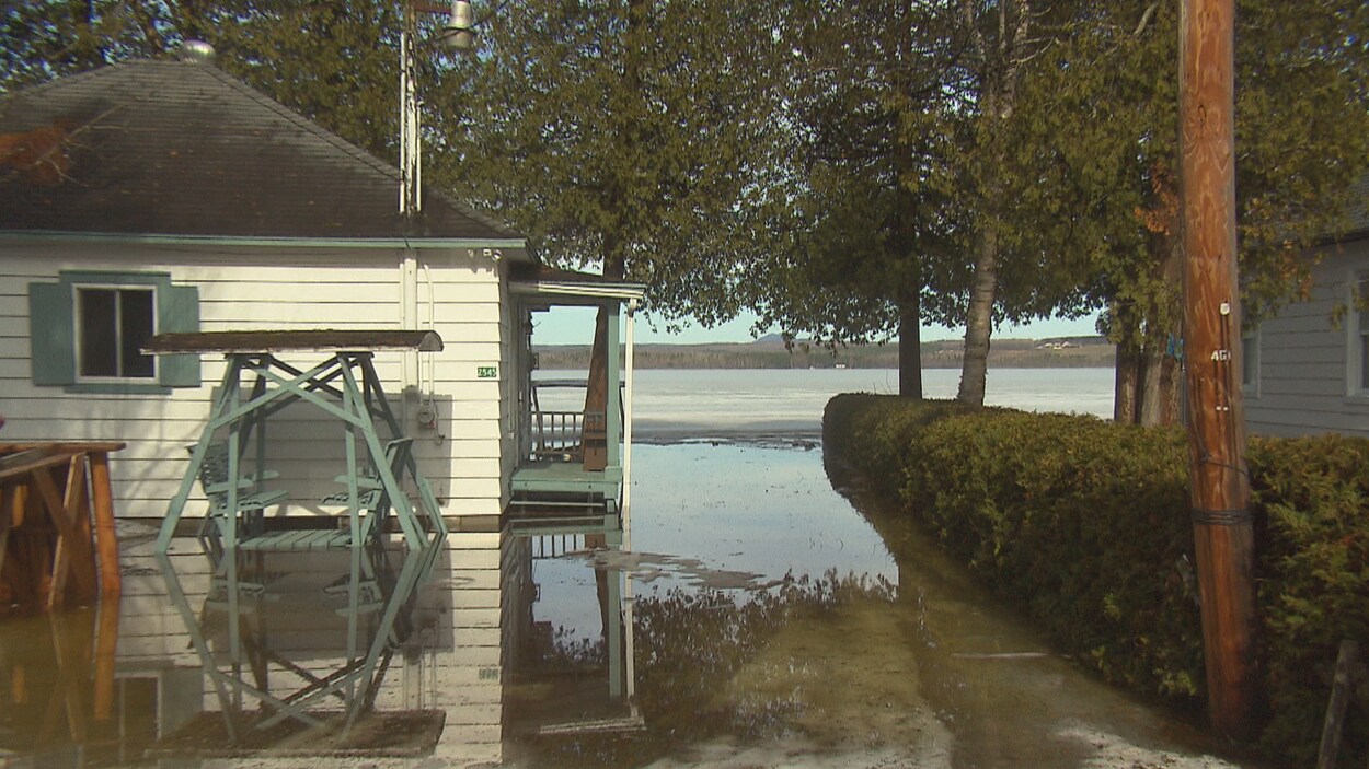 Bien que le niveau du lac Louise est en baisse, plusieurs maisons demeurent isolées en raison de de la crue printanière.