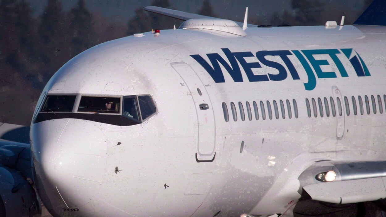 Un gros plan d'un avion du transporteur WestJet, vu de l'extérieur