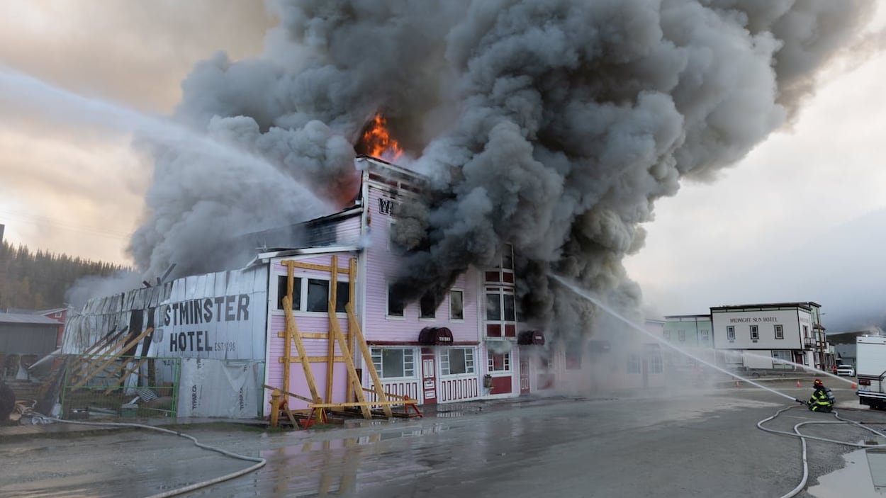 Un incendie emporte un hôtel emblématique de Dawson
