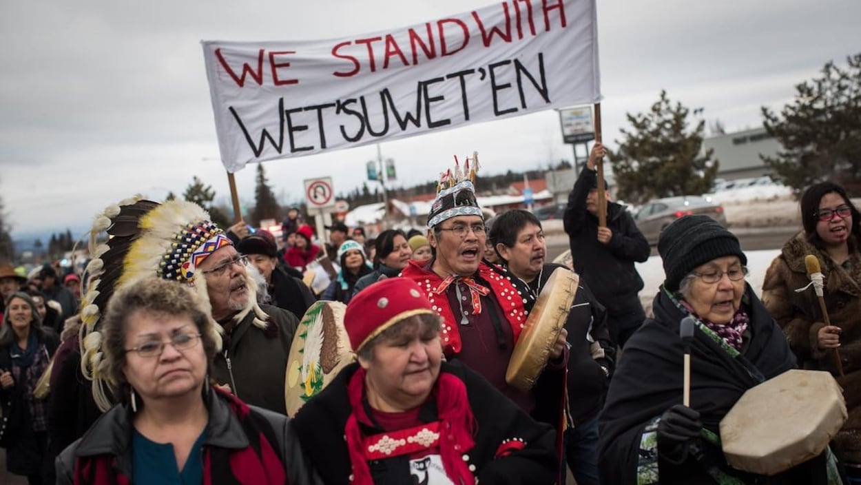 Le chef héréditaire Ronnie West, au centre, en compagnie d'autres manifestants lors d'une marche de solidarité envers la Nation Wet'suwet'en, à Smithers, en C.-B.
