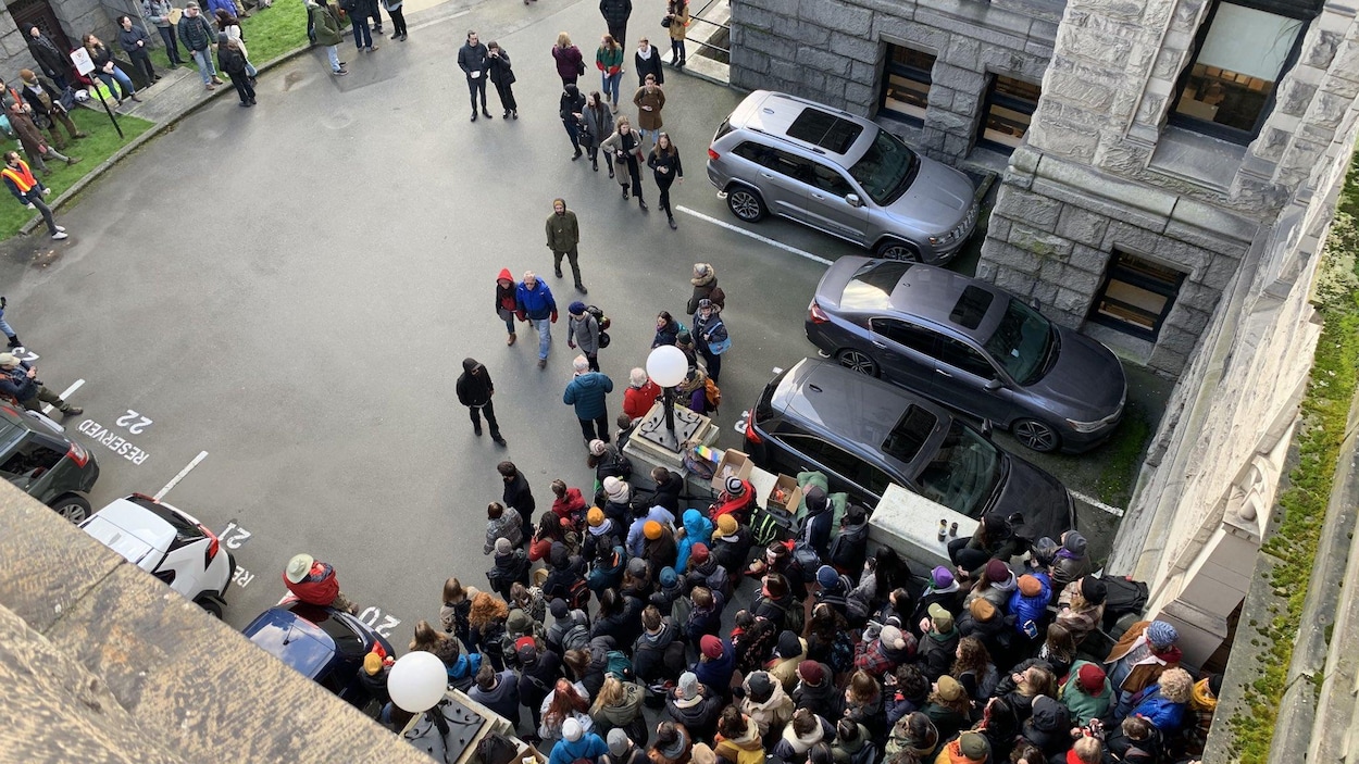 Des manifestants entourent l'Assemblée législative de la C.-B.