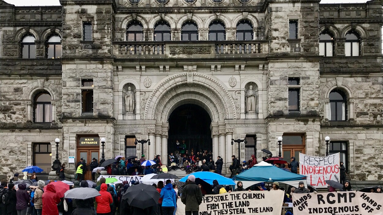 Des manifestants s'opposent à l'intervention de la GRC sur le territoire ancestral des Wet'Suwet'en devant l'Assemblée législative de la C.-B., à Victoria.