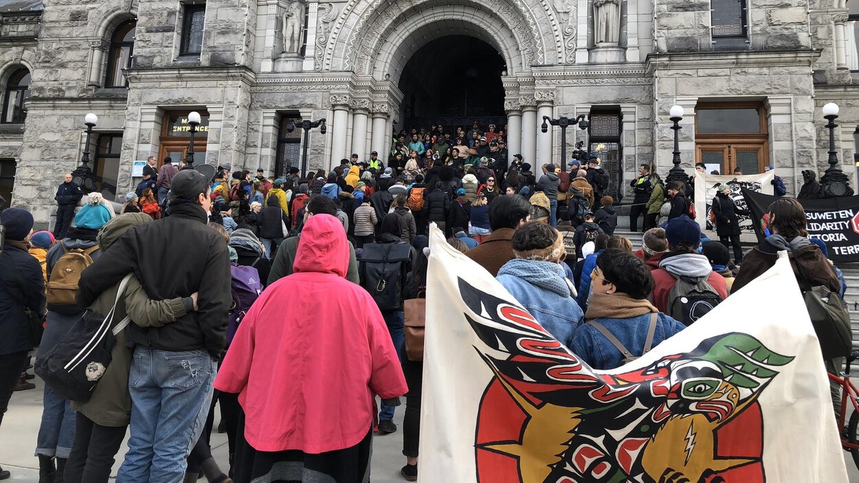 Des manifestants rassemblés devant les portes de l'Assemblée législative de Victoria, en Colombie-Britannique.