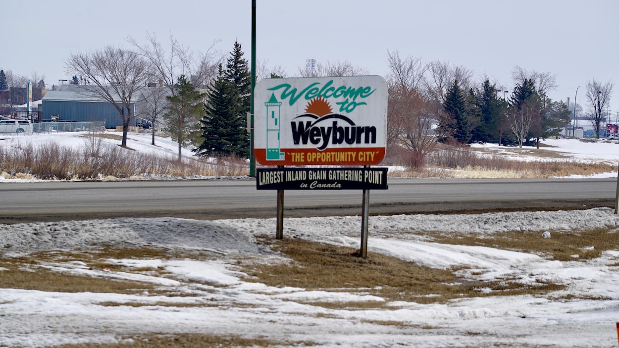 Une affiche sur une route annonçant la bienvenue à Weyburn.