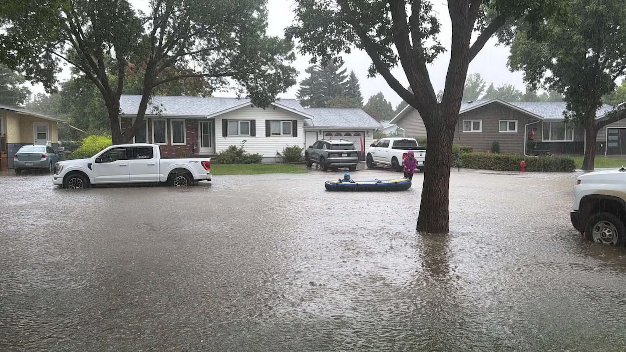 Inondations et effondrement d’une route après une fin de semaine de pluie