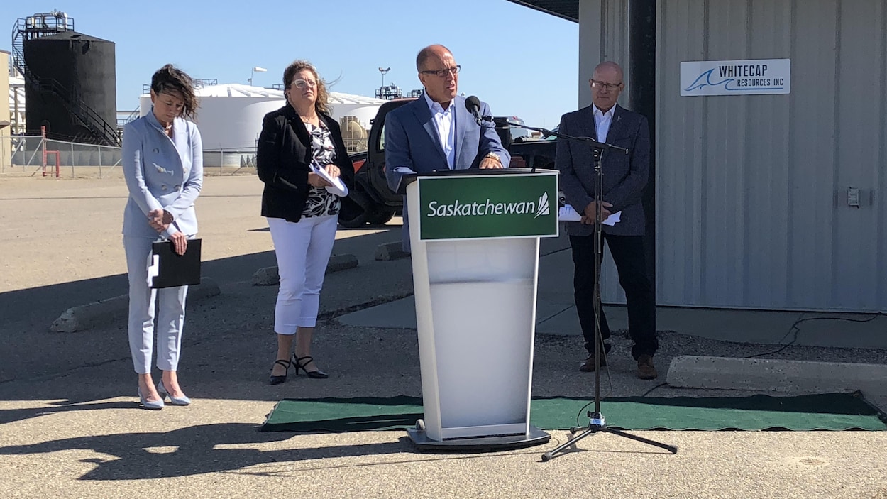 De gauche à droite: les ministres Bronwyn Eyre, Lori Carr, Warren Kaeding, et le PDG de Whitecap Grant B. Fagerheim lors du dévoilement des priorités de la Saskatchewan en matière de capture de carbone. 