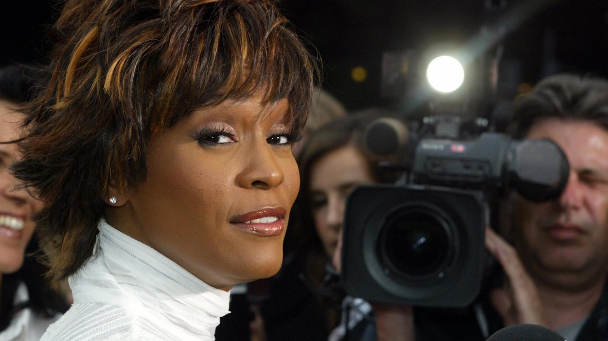 Whitney Houston passe devant les caméras à Hambourg, en 2004, pour recevoir une importante disctintion aux Women's World Awards.