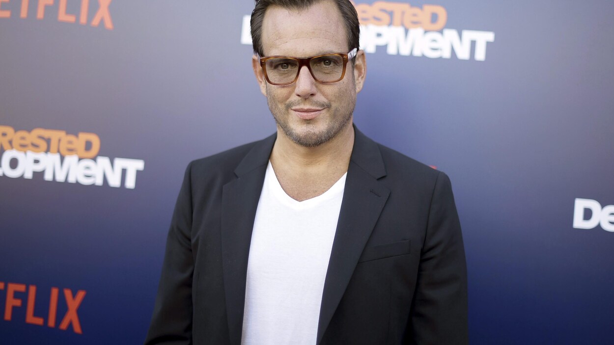 Une homme avec des lunettes