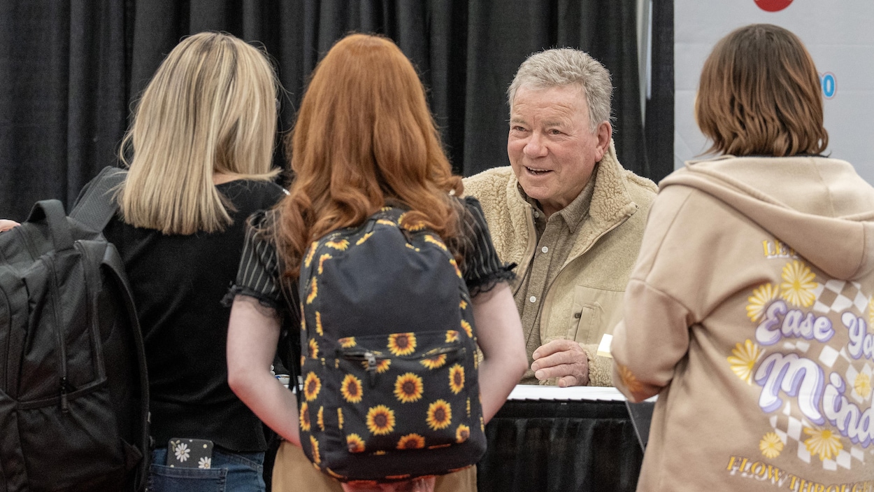 William Shatner raconte des anecdotes de plateau à Calgary Expo