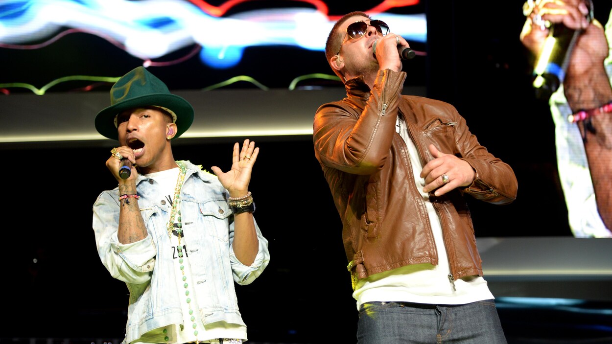 Pharrell Williams et Robin Thicke en 2014, sur une scène en Arkansas. Pharrell Williams et Robin Thicke en 2014, sur une scène en Arkansas.