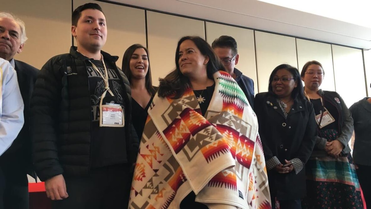 La députée indépendante Jody Wilson-Raybould est honorée par les chefs des Premières nations, jeudi, à Ottawa.