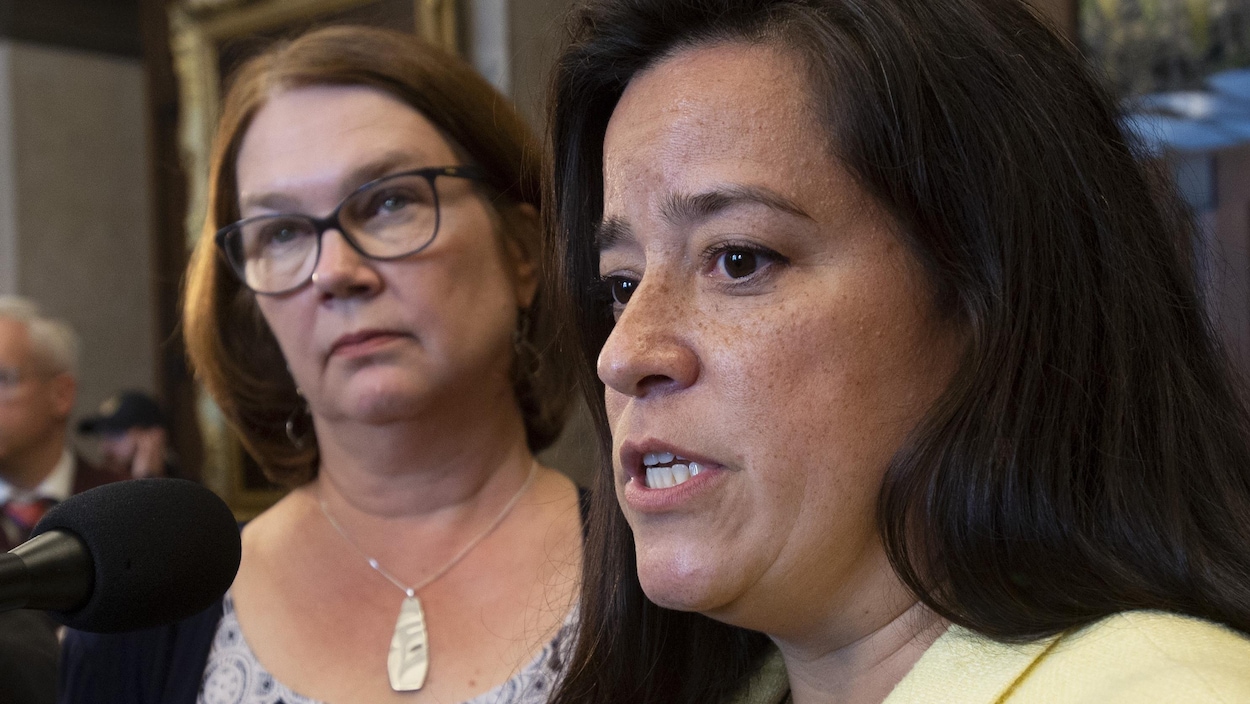 Jody Wilson-Raybould et Jane Philpott s'adressent aux journalistes.