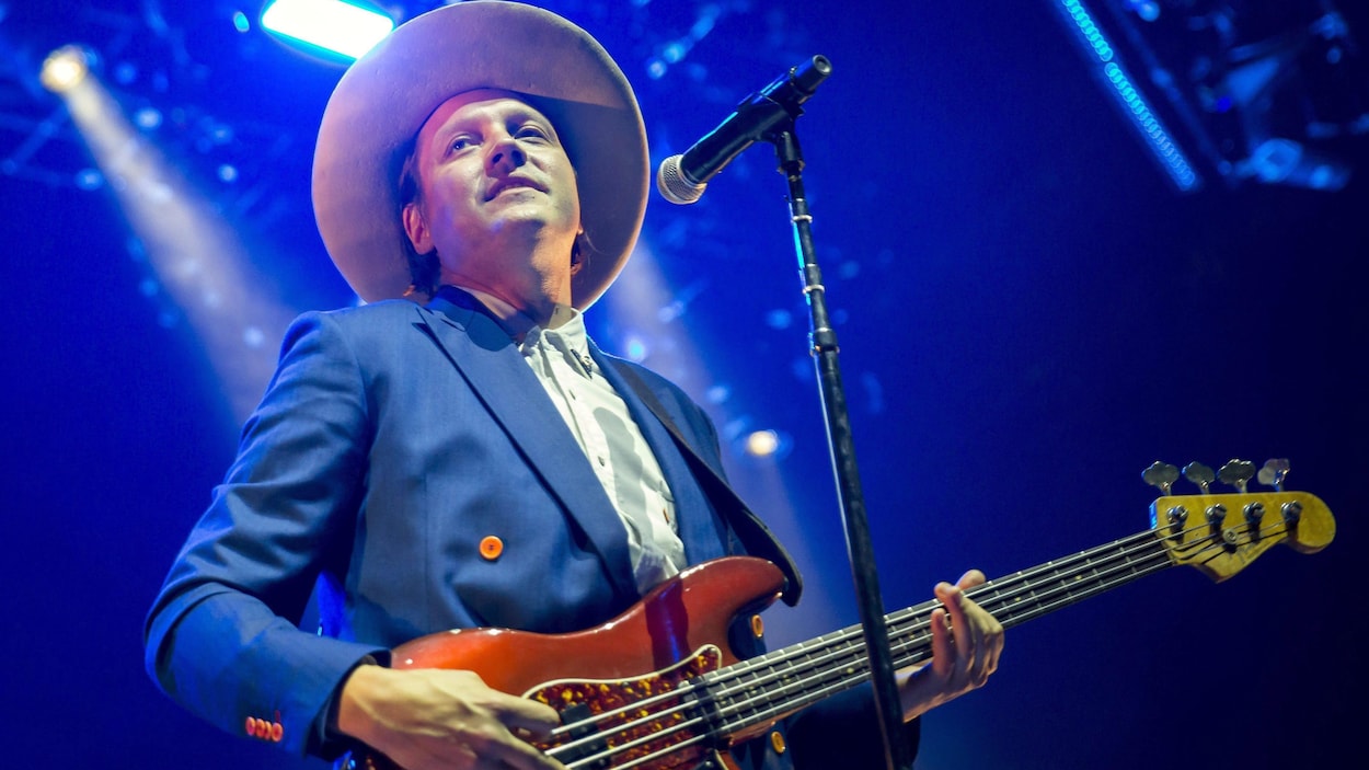 Win Butler sur scène portant un chapeau