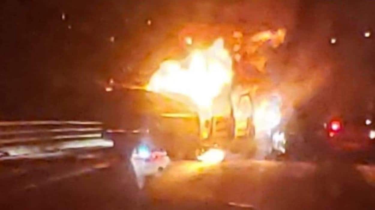 Un véhicule a pris feu après une collision sur la route 249 à Saint-François-Xavier-de-Brompton.