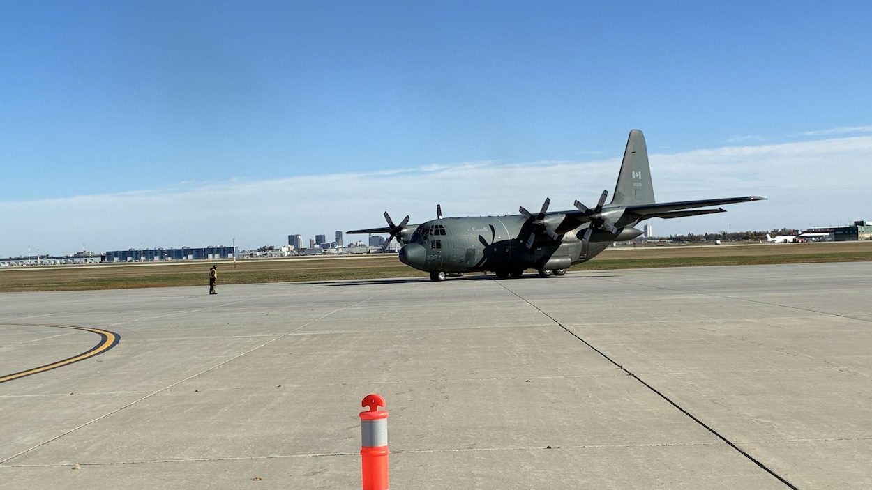 L’avion CC-130H Hercules vole au-dessus de Winnipeg une dernière fois