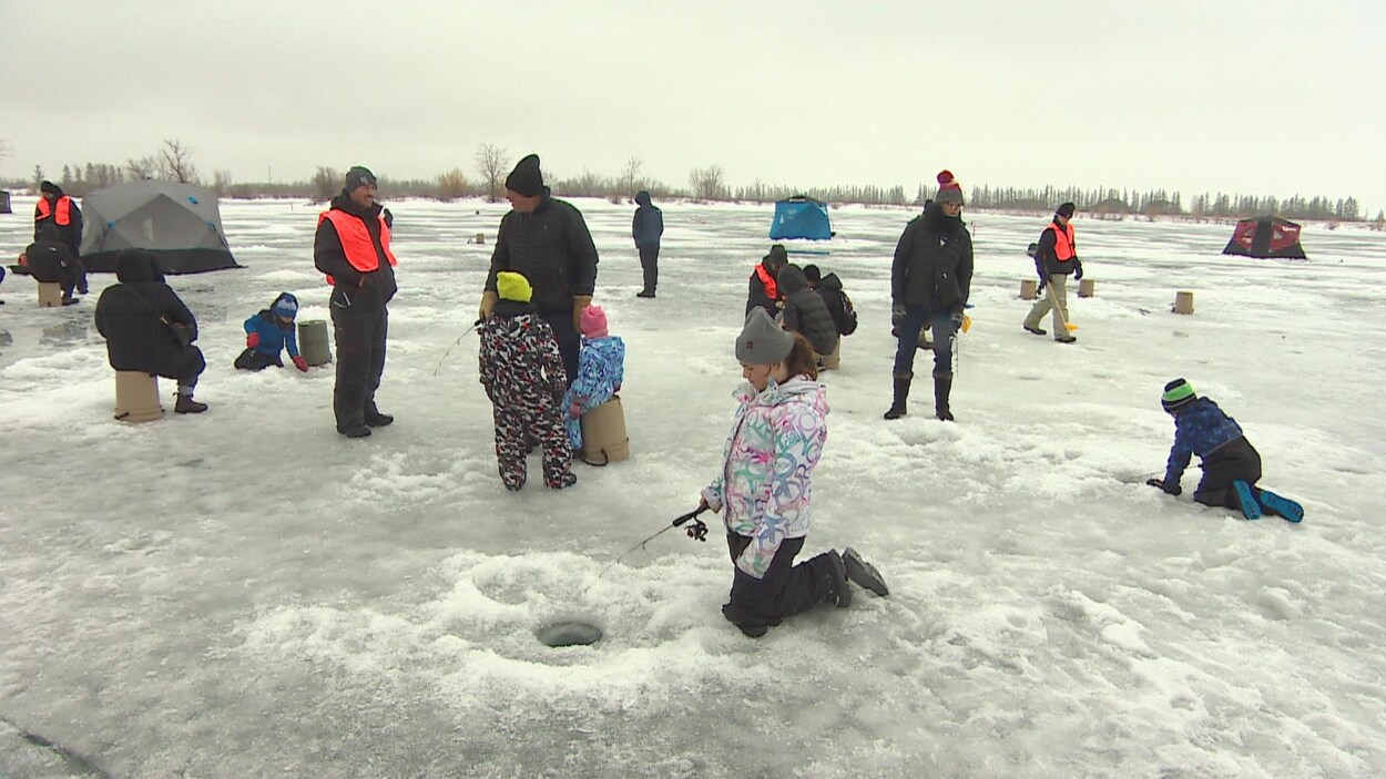 Près de 150 personnes vivent la passion de la pêche sur glace à FortWhyte Alive