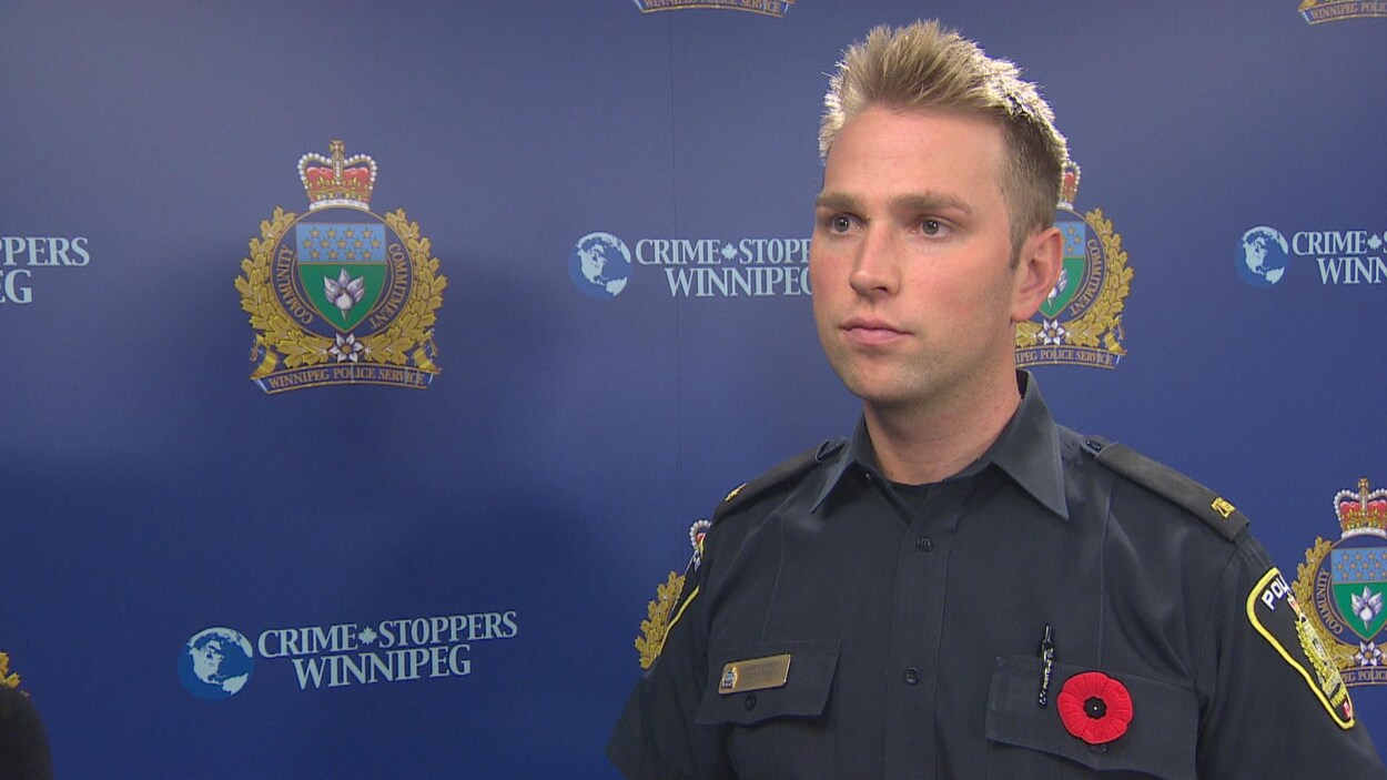 L'agent de police Jay Murray regarde la caméra.