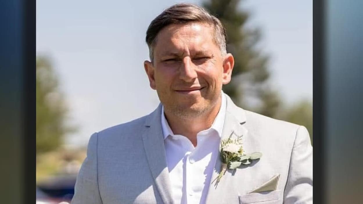 L’ex-policier Elston Bostock plaide coupable à des accusations de trafic de drogue