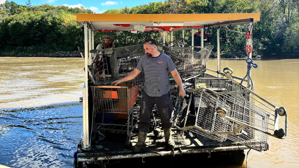 À la pêche aux chariots dans la Rivière Rouge