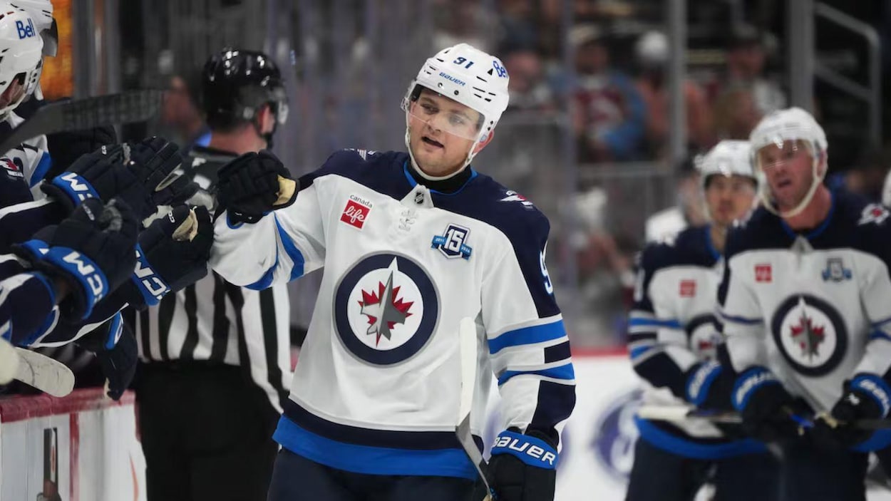 Cole Perfetti scelle la victoire et garde les Jets en vie pour les éliminatoires