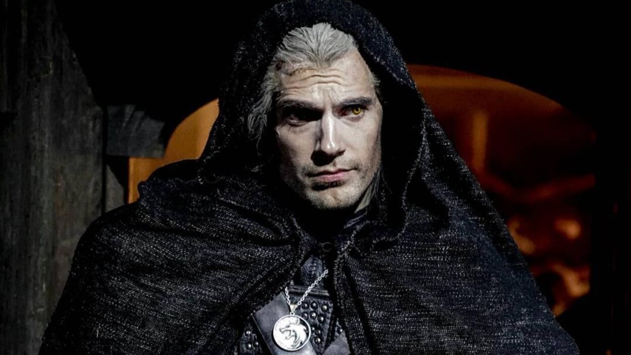 Henry Cavill porte un vêtement noir à capuche.