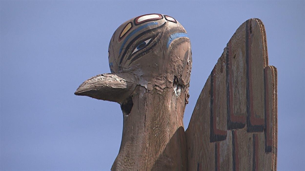 Un totem trône sur le territoire des Abénaquis de Wôlinak. Un totem trône sur le territoire des Abénaquis de Wôlinak.
