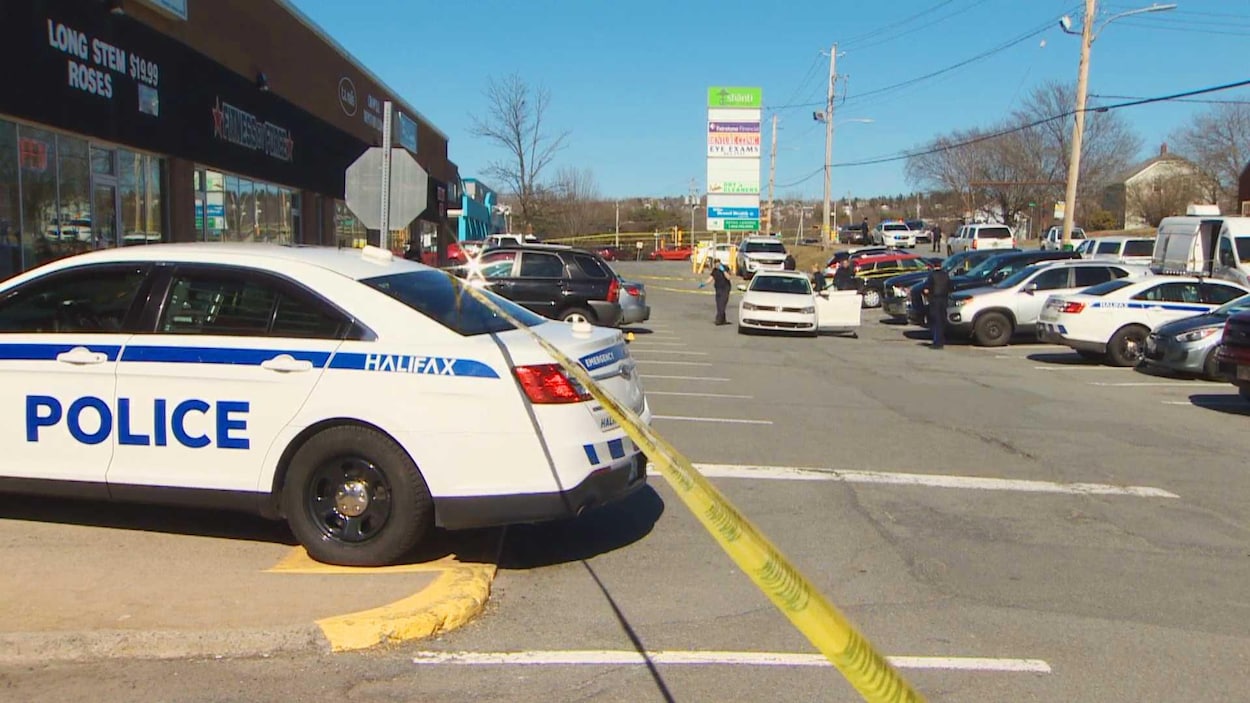 Les policiers dans le stationnement du centre commercial Woodlawn Plaza, à Dartmouth, le 23 avril. Les policiers dans le stationnement du centre commercial Woodlawn Plaza, à Dartmouth, le 23 avril.