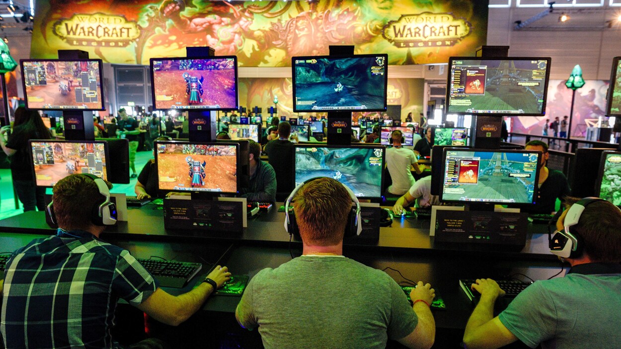 Des joueurs de dos avec des casques jouent au jeu en groupe. Des joueurs de dos avec des casques jouent au jeu en groupe.