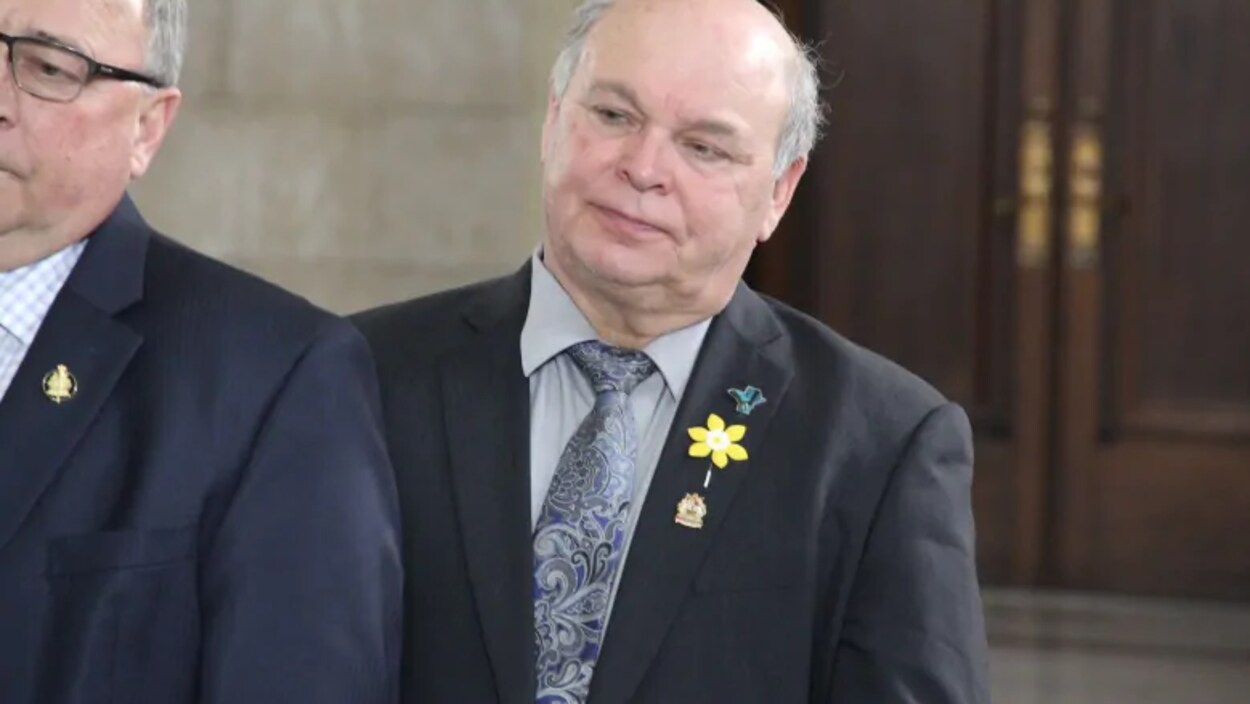 Le député de la circonscription de Swan River, Rick Wowchuk, en costume.