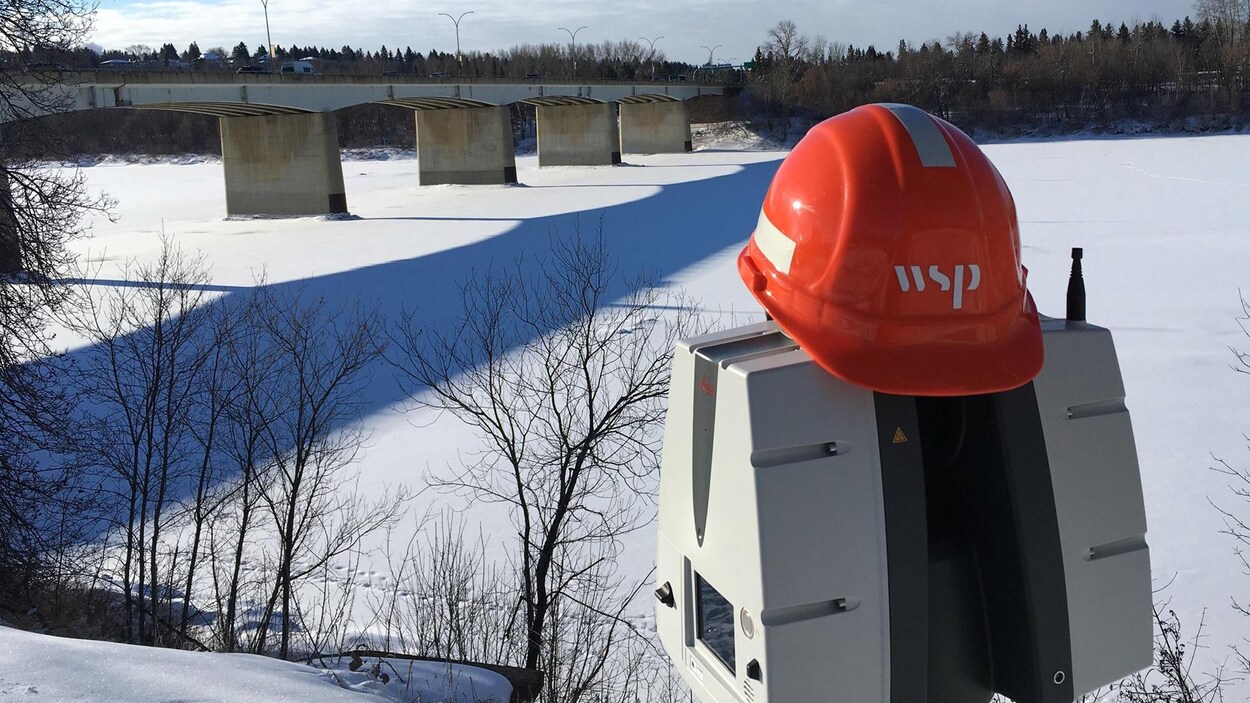 Un casque sur un appareil devant un paysage enneigé