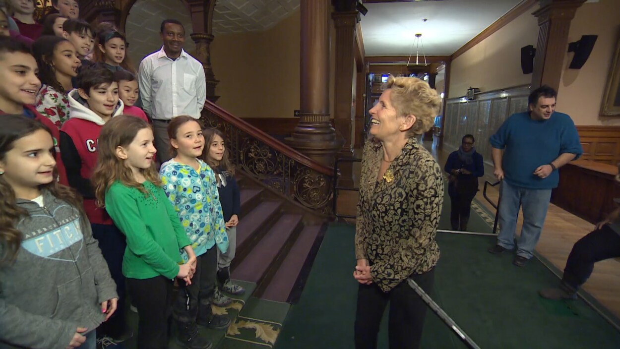 La première ministre Kathleen Wynne rencontre des enfants de l'école Pierre-Elliott-Trudeau à Toronto. La première ministre Kathleen Wynne rencontre des enfants de l'école Pierre-Elliott-Trudeau à Toronto.