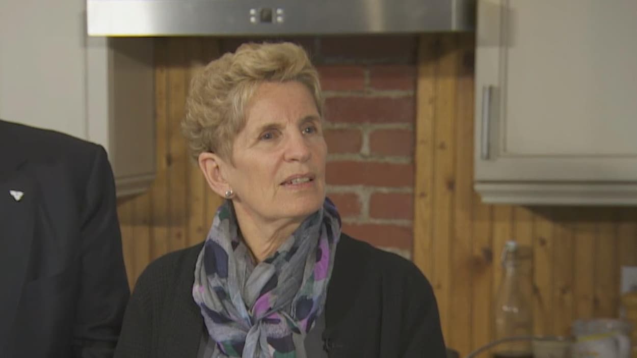Kathleen Wynne dans une cuisine. Kathleen Wynne dans une cuisine.