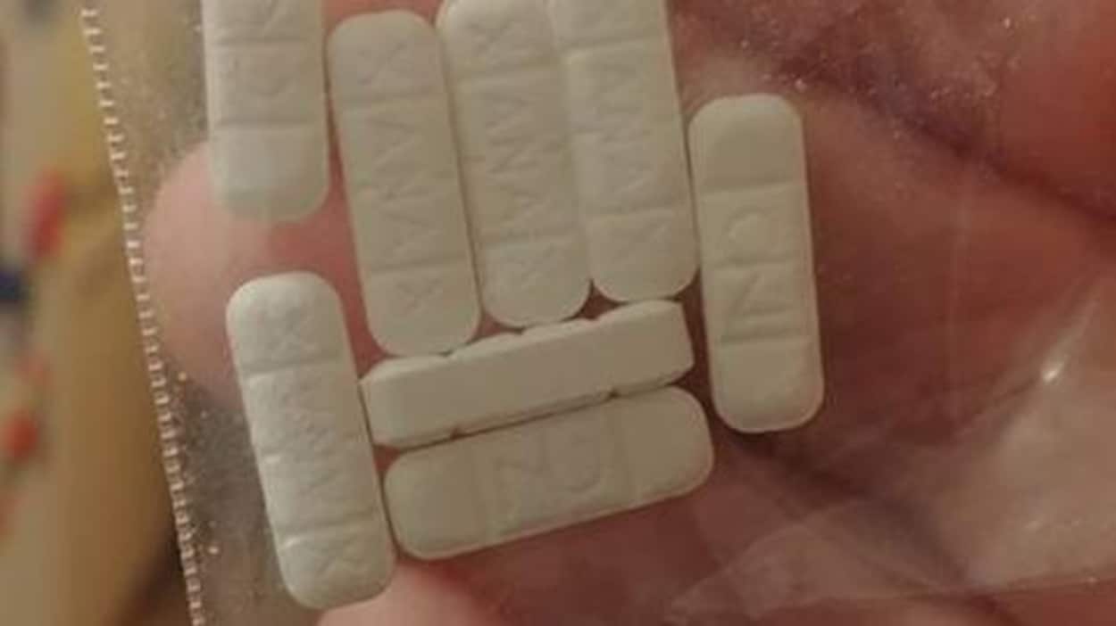 Un petit sachet en plastique avec des comprimés de couleur blanche.