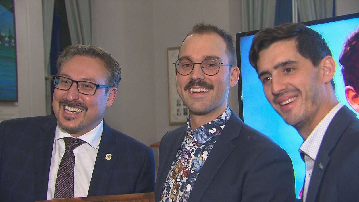 Xavier Desharnais est entouré du maire Steve Lussier et du conseiller municipal, Vincent Boutin.